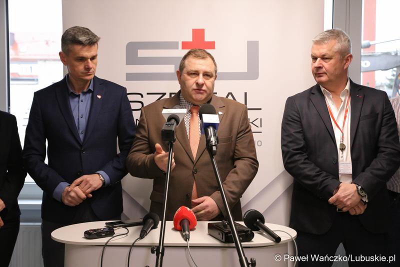 Uczestnicy konferencji prasowej w Szpitalu Uniwersyteckim im. Karola Marcinkowskiego w Zielonej Górze poświęconej zakończeniu termomodernizacji obiektów i sieci szpitala