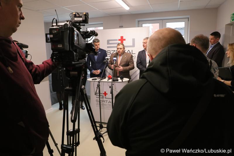 Uczestnicy konferencji prasowej w Szpitalu Uniwersyteckim im. Karola Marcinkowskiego w Zielonej Górze poświęconej zakończeniu termomodernizacji obiektów i sieci szpitala