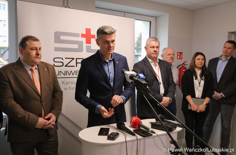 Uczestnicy konferencji prasowej w Szpitalu Uniwersyteckim im. Karola Marcinkowskiego w Zielonej Górze poświęconej zakończeniu termomodernizacji obiektów i sieci szpitala
