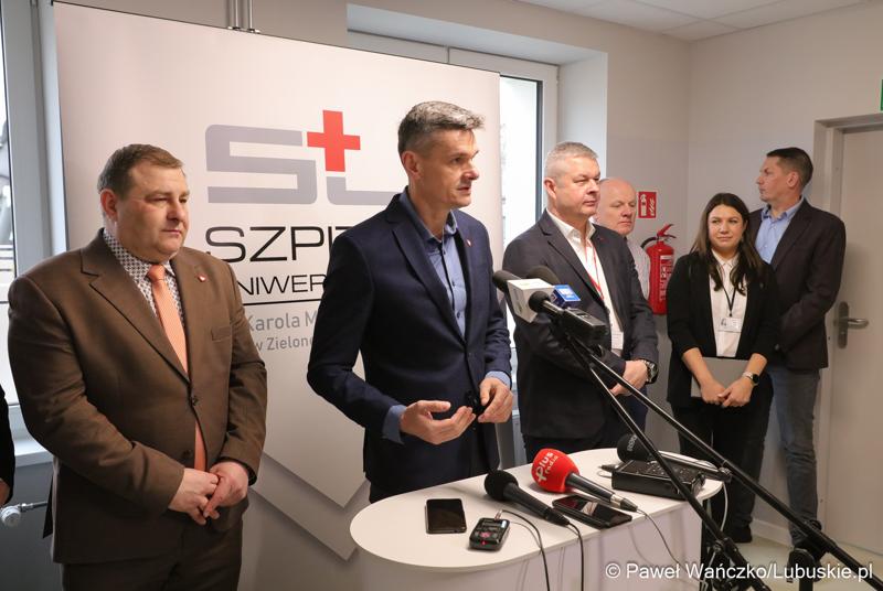 Uczestnicy konferencji prasowej w Szpitalu Uniwersyteckim im. Karola Marcinkowskiego w Zielonej Górze poświęconej zakończeniu termomodernizacji obiektów i sieci szpitala