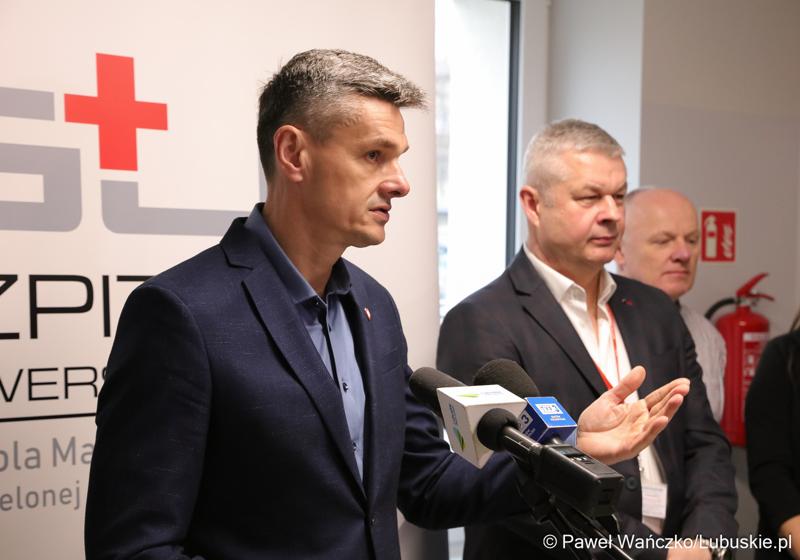 Uczestnicy konferencji prasowej w Szpitalu Uniwersyteckim im. Karola Marcinkowskiego w Zielonej Górze poświęconej zakończeniu termomodernizacji obiektów i sieci szpitala