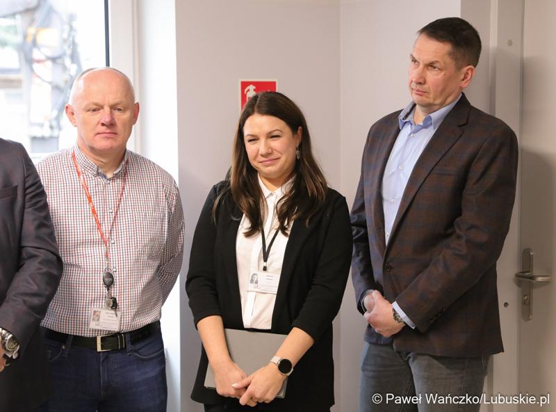 Uczestnicy konferencji prasowej w Szpitalu Uniwersyteckim im. Karola Marcinkowskiego w Zielonej Górze poświęconej zakończeniu termomodernizacji obiektów i sieci szpitala