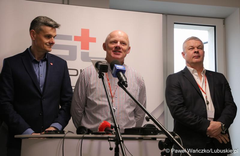 Uczestnicy konferencji prasowej w Szpitalu Uniwersyteckim im. Karola Marcinkowskiego w Zielonej Górze poświęconej zakończeniu termomodernizacji obiektów i sieci szpitala