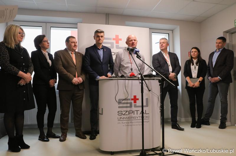 Uczestnicy konferencji prasowej w Szpitalu Uniwersyteckim im. Karola Marcinkowskiego w Zielonej Górze poświęconej zakończeniu termomodernizacji obiektów i sieci szpitala
