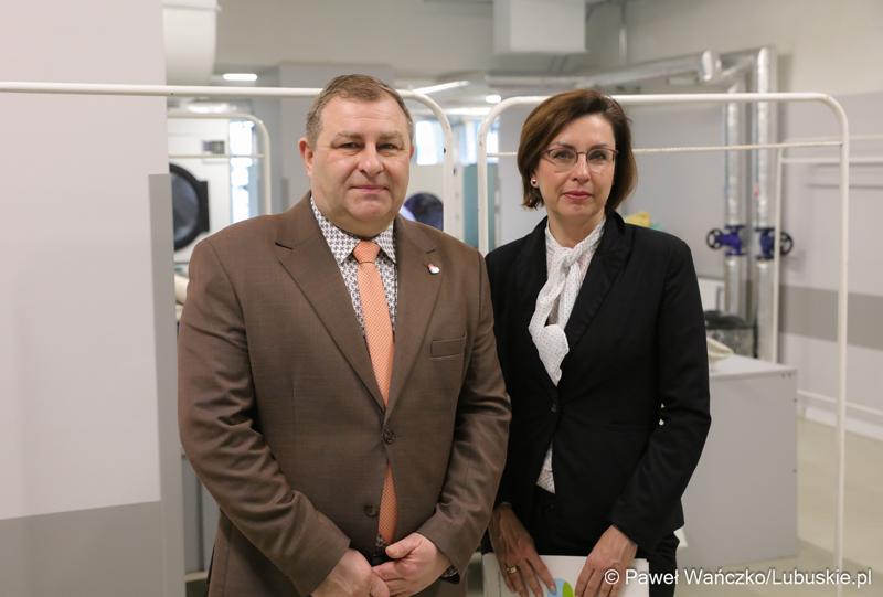 Uczestnicy konferencji prasowej w Szpitalu Uniwersyteckim im. Karola Marcinkowskiego w Zielonej Górze poświęconej zakończeniu termomodernizacji obiektów i sieci szpitala