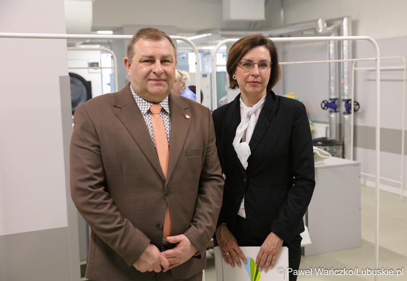 Uczestnicy konferencji prasowej w Szpitalu Uniwersyteckim im. Karola Marcinkowskiego w Zielonej Górze poświęconej zakończeniu termomodernizacji obiektów i sieci szpitala