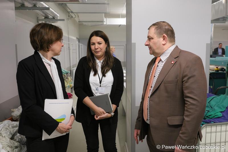Uczestnicy konferencji prasowej w Szpitalu Uniwersyteckim im. Karola Marcinkowskiego w Zielonej Górze poświęconej zakończeniu termomodernizacji obiektów i sieci szpitala
