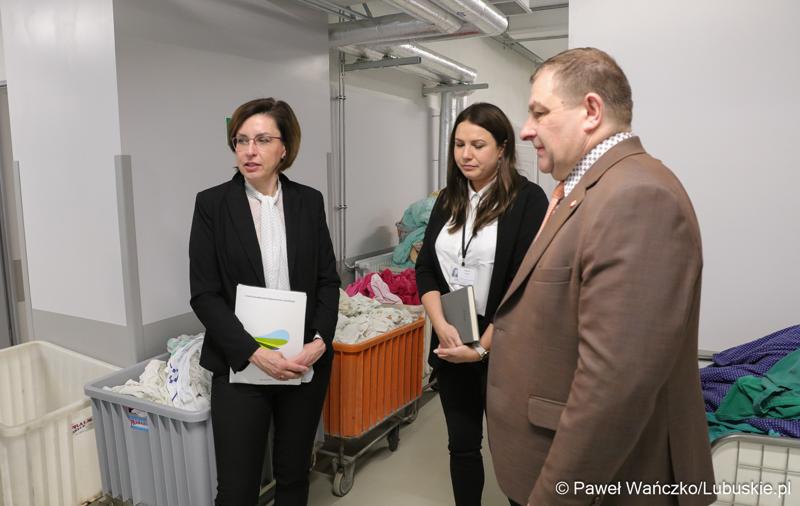 Uczestnicy konferencji prasowej w Szpitalu Uniwersyteckim im. Karola Marcinkowskiego w Zielonej Górze poświęconej zakończeniu termomodernizacji obiektów i sieci szpitala