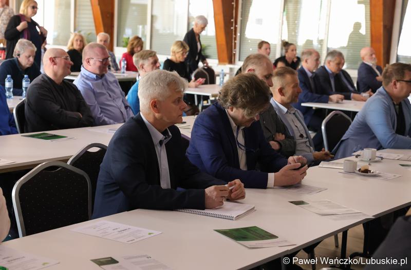 Uczestnicy konferencji międzynarodowej "Zielona Energia dla Sportu w Wojewódzkim Ośrodku Sportu i Rekreacji w Zielonej Górze-Drzonkowie