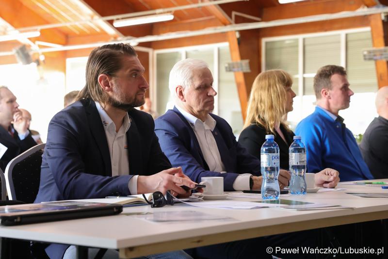 Uczestnicy konferencji międzynarodowej "Zielona Energia dla Sportu w Wojewódzkim Ośrodku Sportu i Rekreacji w Zielonej Górze-Drzonkowie