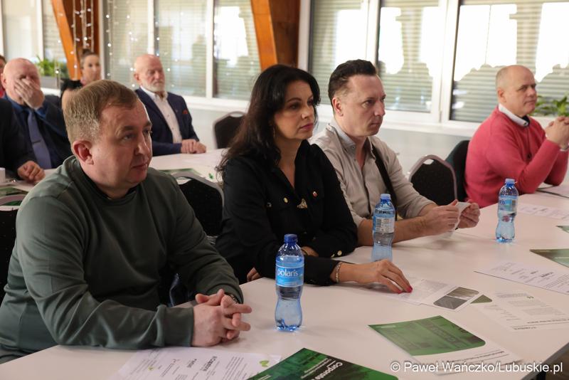 Uczestnicy konferencji międzynarodowej "Zielona Energia dla Sportu w Wojewódzkim Ośrodku Sportu i Rekreacji w Zielonej Górze-Drzonkowie