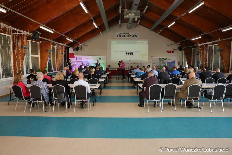 Uczestnicy konferencji międzynarodowej "Zielona Energia dla Sportu w Wojewódzkim Ośrodku Sportu i Rekreacji w Zielonej Górze-Drzonkowie