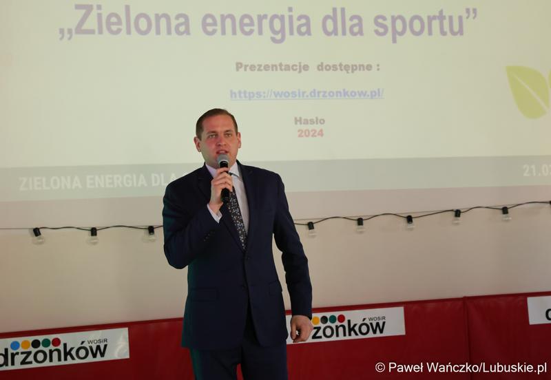 Wicemarszałek Łukasz Porycki przemawia do uczestników konferencji międzynarodowej "Zielona Energia dla Sportu w Wojewódzkim Ośrodku Sportu i Rekreacji w Zielonej Górze-Drzonkowie