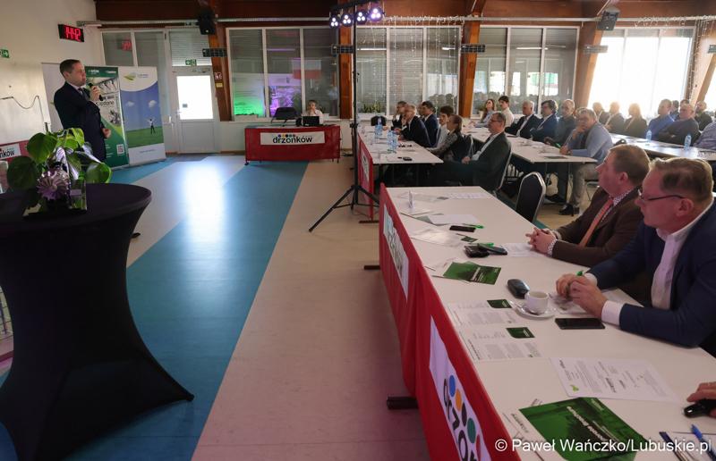 Uczestnicy konferencji międzynarodowej "Zielona Energia dla Sportu w Wojewódzkim Ośrodku Sportu i Rekreacji w Zielonej Górze-Drzonkowie