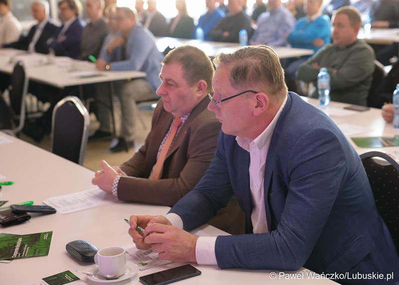 Uczestnicy konferencji międzynarodowej "Zielona Energia dla Sportu w Wojewódzkim Ośrodku Sportu i Rekreacji w Zielonej Górze-Drzonkowie