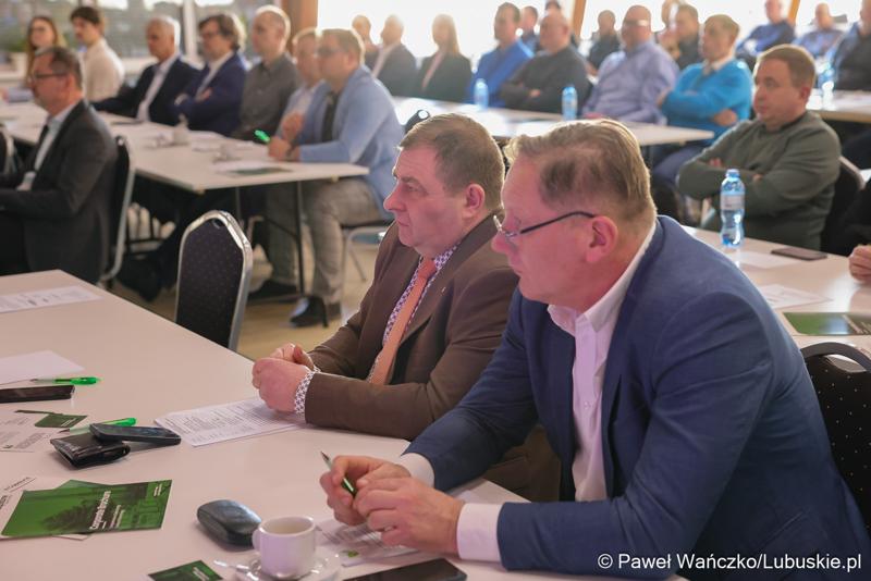 Uczestnicy konferencji międzynarodowej "Zielona Energia dla Sportu w Wojewódzkim Ośrodku Sportu i Rekreacji w Zielonej Górze-Drzonkowie