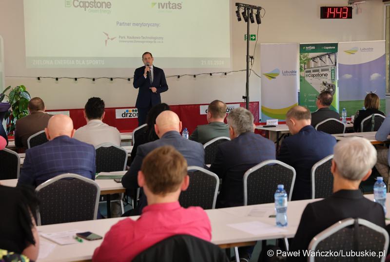 Wicemarszałek Łukasz Porycki przemawia do uczestników konferencji międzynarodowej "Zielona Energia dla Sportu w Wojewódzkim Ośrodku Sportu i Rekreacji w Zielonej Górze-Drzonkowie