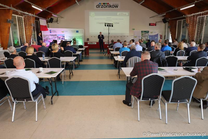 Uczestnicy konferencji międzynarodowej "Zielona Energia dla Sportu w Wojewódzkim Ośrodku Sportu i Rekreacji w Zielonej Górze-Drzonkowie