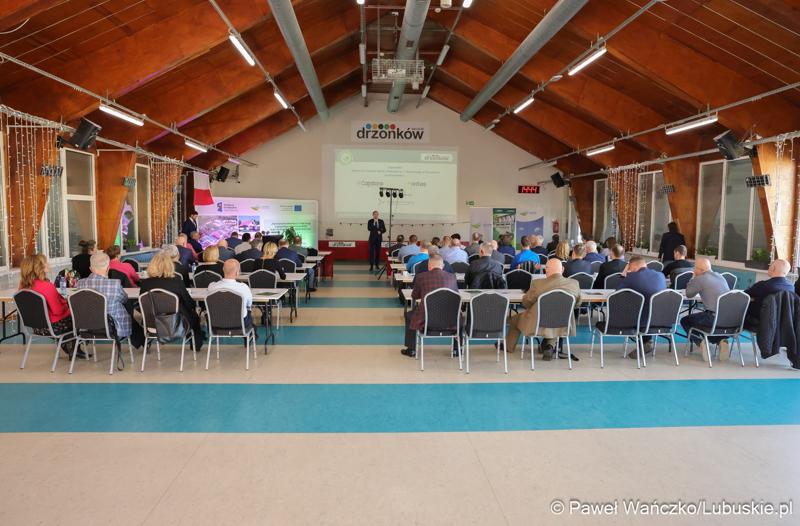 Uczestnicy konferencji międzynarodowej "Zielona Energia dla Sportu w Wojewódzkim Ośrodku Sportu i Rekreacji w Zielonej Górze-Drzonkowie