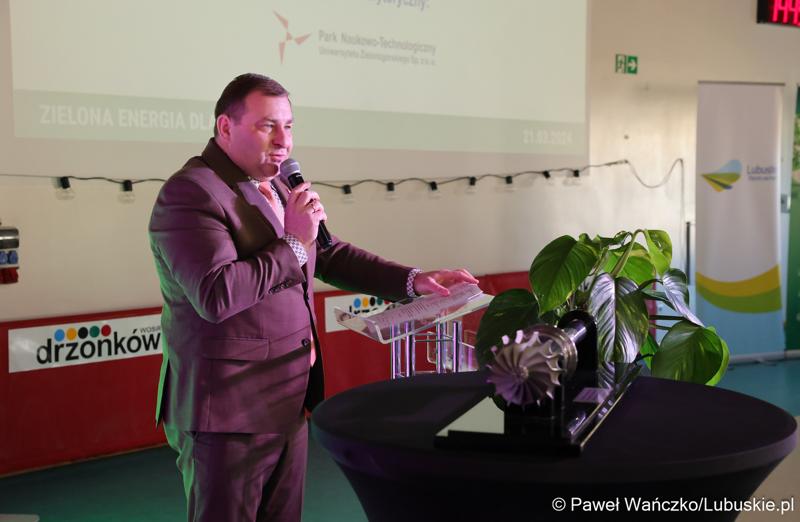 Członek zarządu woj. lubuskiego Grzegorz Potęga przemawia do uczestników konferencji międzynarodowej "Zielona Energia dla Sportu w Wojewódzkim Ośrodku Sportu i Rekreacji w Zielonej Górze-Drzonkowie