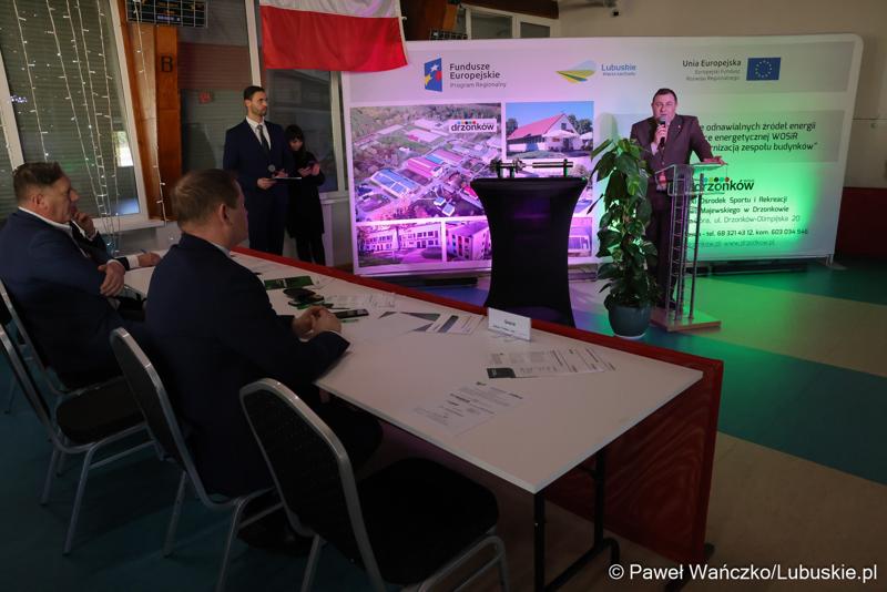 Członek zarządu woj. lubuskiego Grzegorz Potęga przemawia do uczestników konferencji międzynarodowej "Zielona Energia dla Sportu w Wojewódzkim Ośrodku Sportu i Rekreacji w Zielonej Górze-Drzonkowie