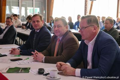Uczestnicy konferencji międzynarodowej "Zielona Energia dla Sportu w Wojewódzkim Ośrodku Sportu i Rekreacji w Zielonej Górze-Drzonkowie
