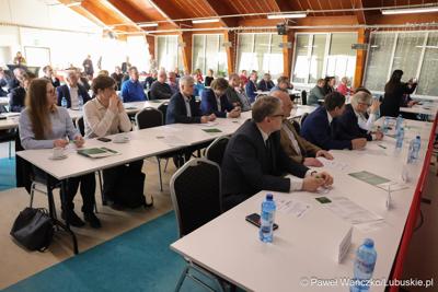 Uczestnicy konferencji międzynarodowej "Zielona Energia dla Sportu w Wojewódzkim Ośrodku Sportu i Rekreacji w Zielonej Górze-Drzonkowie