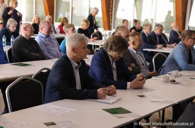 Uczestnicy konferencji międzynarodowej "Zielona Energia dla Sportu w Wojewódzkim Ośrodku Sportu i Rekreacji w Zielonej Górze-Drzonkowie