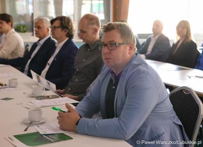 Uczestnicy konferencji międzynarodowej "Zielona Energia dla Sportu w Wojewódzkim Ośrodku Sportu i Rekreacji w Zielonej Górze-Drzonkowie