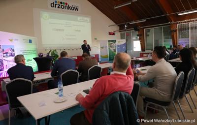 Wicemarszałek Łukasz Porycki przemawia do uczestników konferencji międzynarodowej "Zielona Energia dla Sportu w Wojewódzkim Ośrodku Sportu i Rekreacji w Zielonej Górze-Drzonkowie