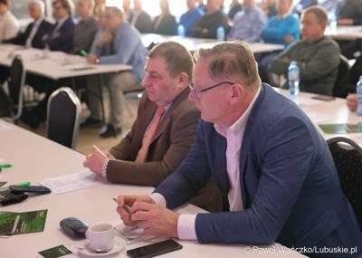 Uczestnicy konferencji międzynarodowej "Zielona Energia dla Sportu w Wojewódzkim Ośrodku Sportu i Rekreacji w Zielonej Górze-Drzonkowie