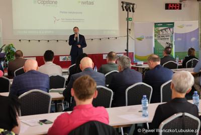 Wicemarszałek Łukasz Porycki przemawia do uczestników konferencji międzynarodowej "Zielona Energia dla Sportu w Wojewódzkim Ośrodku Sportu i Rekreacji w Zielonej Górze-Drzonkowie