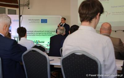 Wicemarszałek Łukasz Porycki przemawia do uczestników konferencji międzynarodowej "Zielona Energia dla Sportu w Wojewódzkim Ośrodku Sportu i Rekreacji w Zielonej Górze-Drzonkowie