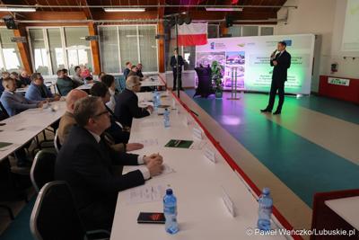 Wicemarszałek Łukasz Porycki przemawia do uczestników konferencji międzynarodowej "Zielona Energia dla Sportu w Wojewódzkim Ośrodku Sportu i Rekreacji w Zielonej Górze-Drzonkowie