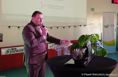 Członek zarządu woj. lubuskiego Grzegorz Potęga przemawia do uczestników konferencji międzynarodowej "Zielona Energia dla Sportu w Wojewódzkim Ośrodku Sportu i Rekreacji w Zielonej Górze-Drzonkowie
