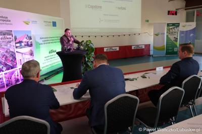 Członek zarządu woj. lubuskiego Grzegorz Potęga przemawia do uczestników konferencji międzynarodowej "Zielona Energia dla Sportu w Wojewódzkim Ośrodku Sportu i Rekreacji w Zielonej Górze-Drzonkowie
