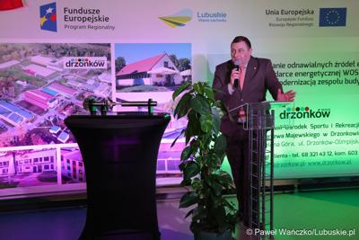Członek zarządu woj. lubuskiego Grzegorz Potęga przemawia do uczestników konferencji międzynarodowej "Zielona Energia dla Sportu w Wojewódzkim Ośrodku Sportu i Rekreacji w Zielonej Górze-Drzonkowie