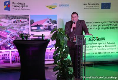 Członek zarządu woj. lubuskiego Grzegorz Potęga przemawia do uczestników konferencji międzynarodowej "Zielona Energia dla Sportu w Wojewódzkim Ośrodku Sportu i Rekreacji w Zielonej Górze-Drzonkowie