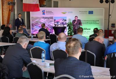 Członek zarządu woj. lubuskiego Grzegorz Potęga przemawia do uczestników konferencji międzynarodowej "Zielona Energia dla Sportu w Wojewódzkim Ośrodku Sportu i Rekreacji w Zielonej Górze-Drzonkowie