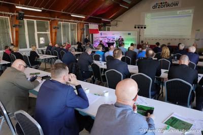 Uczestnicy konferencji międzynarodowej "Zielona Energia dla Sportu w Wojewódzkim Ośrodku Sportu i Rekreacji w Zielonej Górze-Drzonkowie