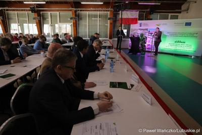 Uczestnicy konferencji międzynarodowej "Zielona Energia dla Sportu w Wojewódzkim Ośrodku Sportu i Rekreacji w Zielonej Górze-Drzonkowie