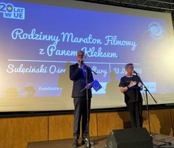 Marszałek Województwa Lubuskiego Marcin Jabłoński przemawia do uczestników maratonu filmowego z Panem Kleksem w Sulęcińskim Ośrodku Kultury