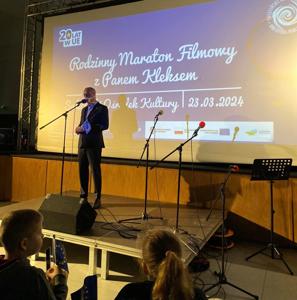 Marszałek Województwa Lubuskiego Marcin Jabłoński przemawia do uczestników maratonu filmowego z Panem Kleksem w Sulęcińskim Ośrodku Kultury