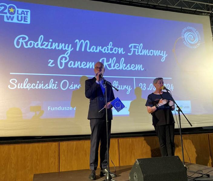 Marszałek Województwa Lubuskiego Marcin Jabłoński przemawia do uczestników maratonu filmowego z Panem Kleksem w Sulęcińskim Ośrodku Kultury
