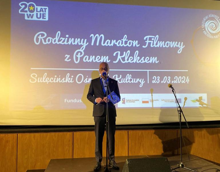 Marszałek Województwa Lubuskiego Marcin Jabłoński przemawia do uczestników maratonu filmowego z Panem Kleksem w Sulęcińskim Ośrodku Kultury