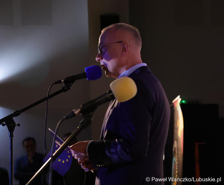Marszałek Województwa Lubuskiego Marcin Jabłoński przemawia do uczestników maratonu filmowego z Panem Kleksem w Sulęcińskim Ośrodku Kultury