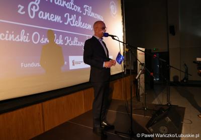 Marszałek Województwa Lubuskiego Marcin Jabłoński przemawia do uczestników maratonu filmowego z Panem Kleksem w Sulęcińskim Ośrodku Kultury