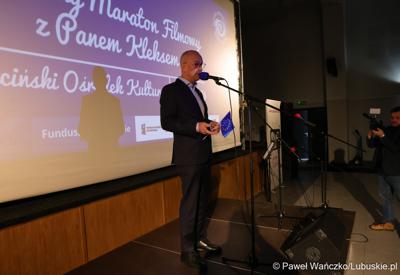 Marszałek Województwa Lubuskiego Marcin Jabłoński przemawia do uczestników maratonu filmowego z Panem Kleksem w Sulęcińskim Ośrodku Kultury