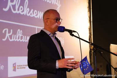 Marszałek Województwa Lubuskiego Marcin Jabłoński przemawia do uczestników maratonu filmowego z Panem Kleksem w Sulęcińskim Ośrodku Kultury