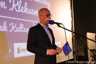 Marszałek Województwa Lubuskiego Marcin Jabłoński przemawia do uczestników maratonu filmowego z Panem Kleksem w Sulęcińskim Ośrodku Kultury